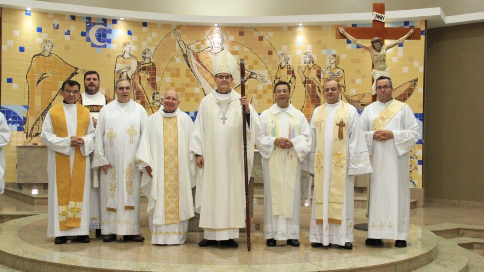 PADRE JOÃO MORALES É EMPOSSADO PÁROCO DA PARÓQUIA SÃO JOÃO DE IBATÉ