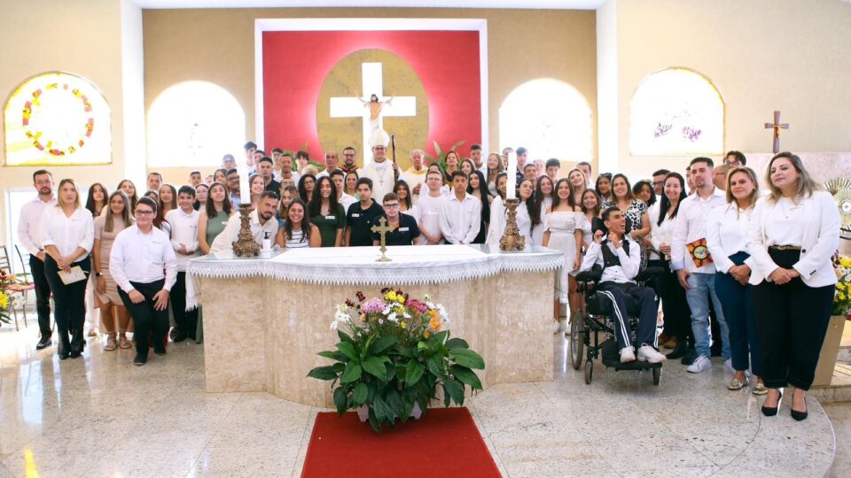 Bispo Diocesano preside Sacramento da Crisma na Paróquia Sagrada Família em Araraquara