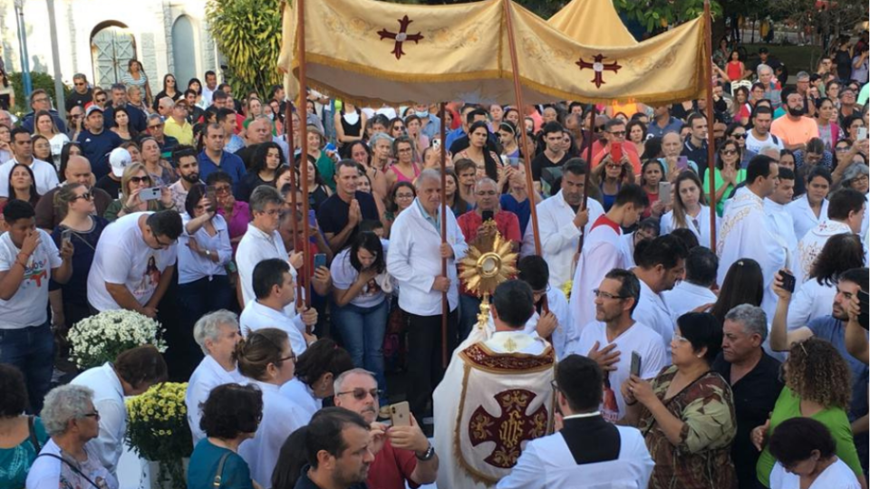 Ibitinga borda suas ruas para a passagem do Senhor