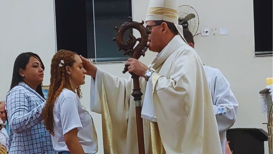 Bispo Diocesano preside sacramento da crisma na Paróquia São João Paulo II, em São Carlos