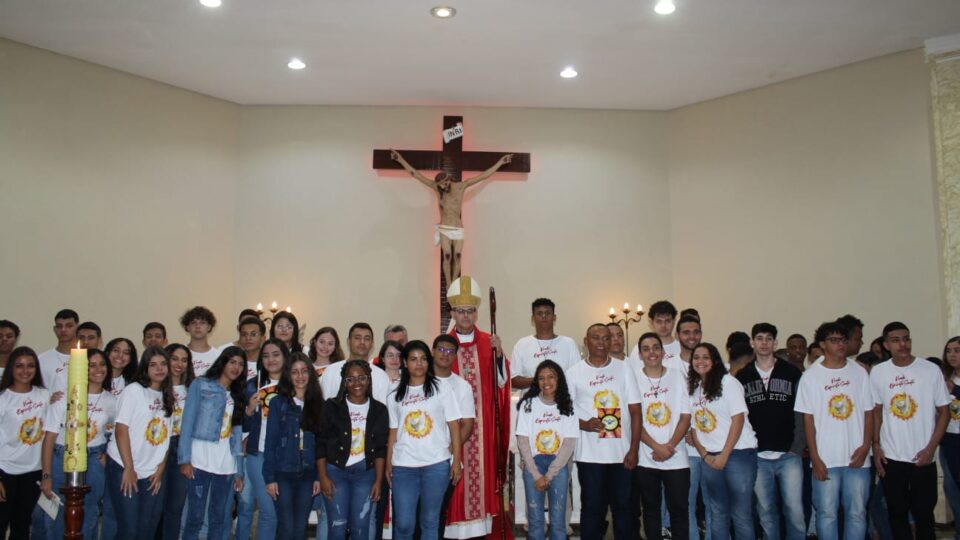 PARÓQUIA SANTA CRUZ RECEBE DOM LUIZ CARLOS PARA O SACRAMENTO DA CRISMA