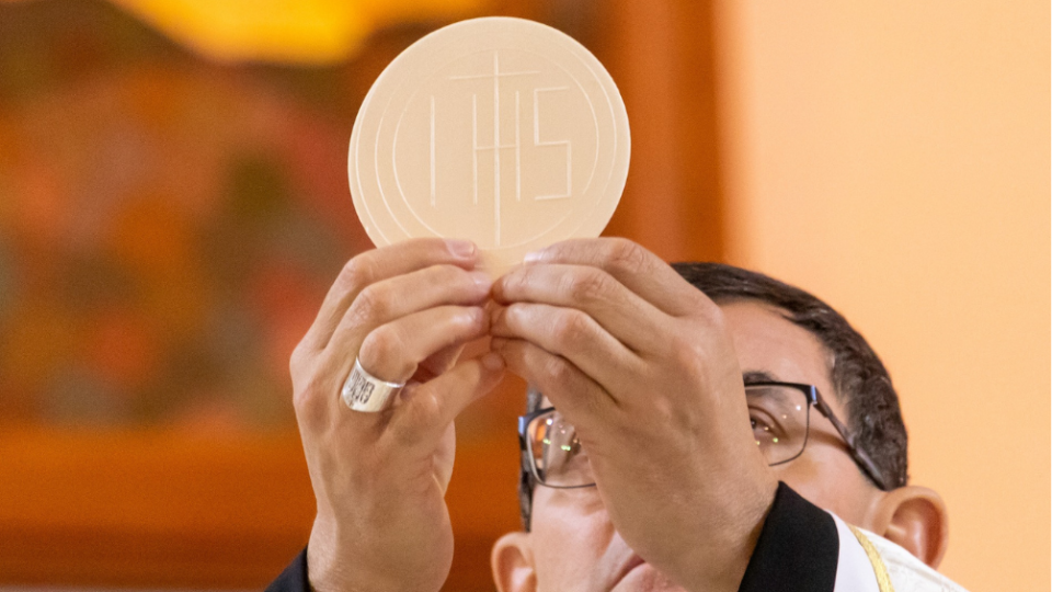 NA INTENÇÃO DE ORAÇÃO DO MÊS DE JULHO, PAPA FRANCISCO CONVIDA A COLOCAR A EUCARISTIA NO CENTRO DE NOSSAS VIDAS