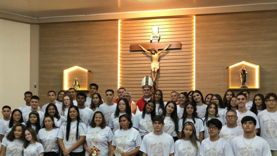 42 jovens recebem o Sacramento da Crisma