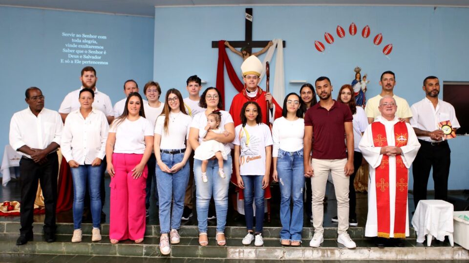 Bispo Diocesano confere o sacramento da Crisma a jovens e adultos