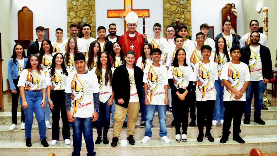 JOVENS E ADULTOS RECEBEM O SACRAMENTO DA CRISMA NA PARÓQUIA NOSSA SENHORA DE FÁTIMA EM JAÚ