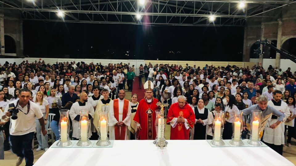 Bispo Diocesano preside Sacramento da Crisma na Paróquia Divino Espírito Santo, em Matão