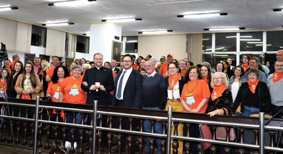 PADRE ARMANDINHO RECEBE MEDALHA DE VOLUNTARIADO