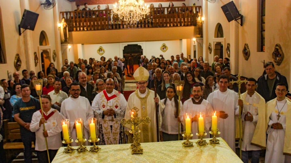 Celebração Marca Sagração do Altar em Água Vermelha