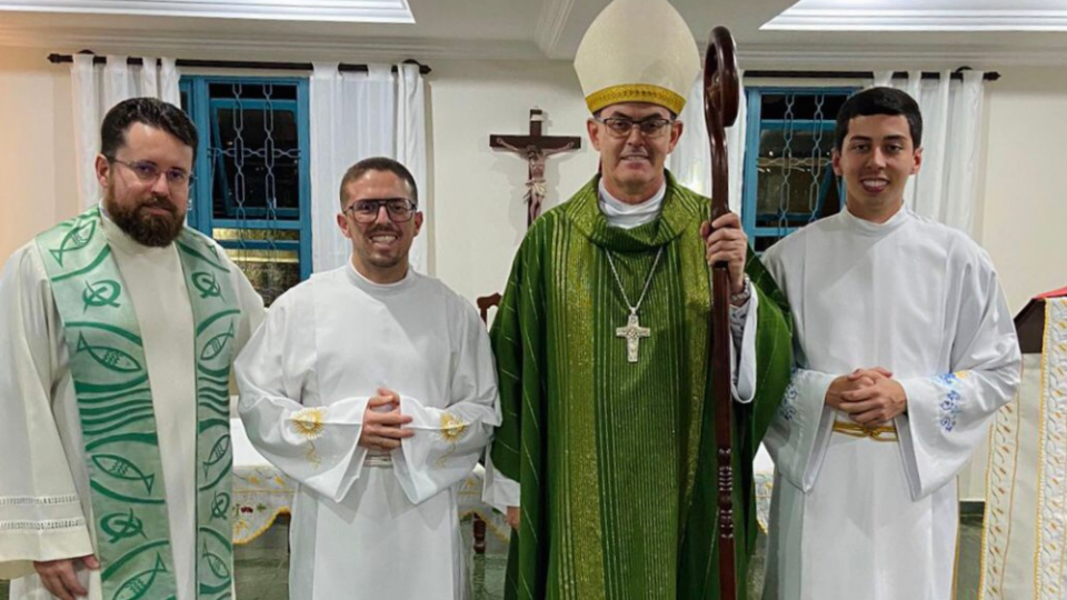 Seminaristas da Teologia são instituídos ao Ministério de Leitor