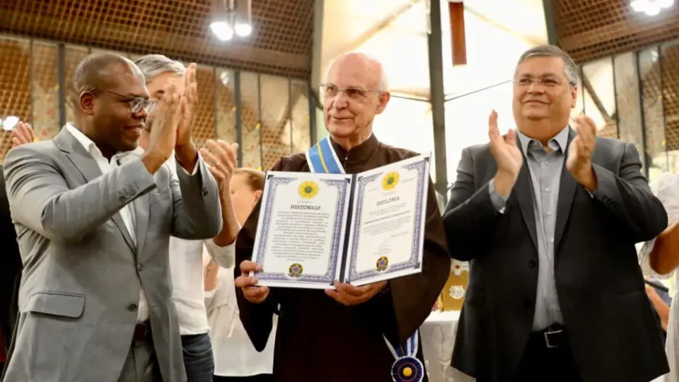 Padre Júlio Lancellotti recebe a Medalha da Ordem do Mérito do Ministério da Justiça