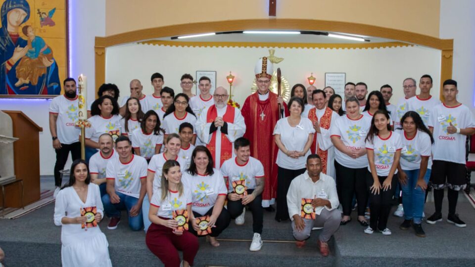 BISPO DIOCESANO PRESIDE SACRAMENTO DA CRISMA NA PARÓQUIA NOSSA SENHORA DO PERPÉTUO SOCORRO EM SÃO CARLOS