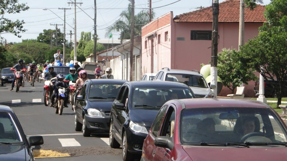 EM DOIS CÓRREGOS: CARREATA E BICICLETADA EM LOUVOR A NOSSA SENHORA APARECIDA