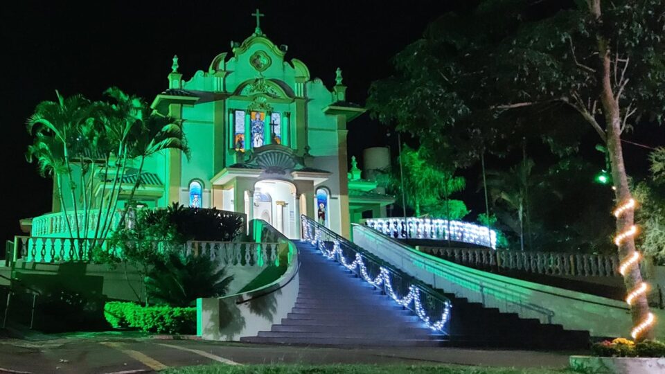 SANTUÁRIO DA BABILÔNIA TRAZ LUZ, SOM E CORES, EM UMAS DAS MAIORES DECORAÇÕES NATALINAS DA CIDADE.