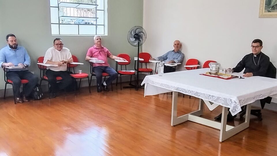 BISPO DIOCESANO SE REÚNE COM CONSELHO DE PRESBÍTEROS