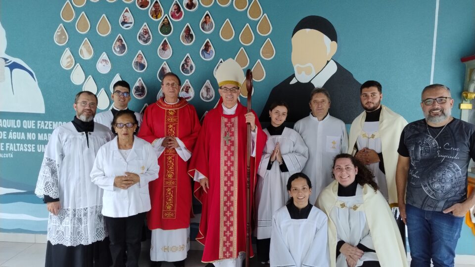 SANTA MISSA NO CANTINHO FRATERNO COM A SAGRAÇÃO DO ALTAR E REINAUGURAÇÃO DA CAPELA