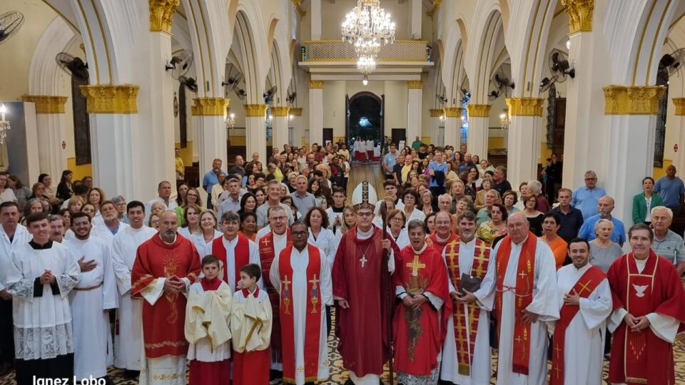 PADRE CELSO MAXIMINO EMPOSSADO PÁROCO DA PARÓQUIA DIVINO ESPÍRITO SANTO DE DOIS CÓRREGOS