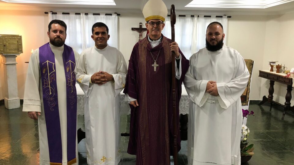 INSTITUIÇÃO AO MINISTÉRIO DE ACÓLITO E LEITOR AOS SEMINARISTAS GUILHERME DURANTE E MATEUS AUGUSTO LIMA