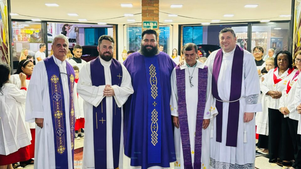 ACOLHIDA DO PADRE LUIZ SLEUTJES COMO VIGÁRIO NA PARÓQUIA NOSSA SENHORA DE FÁTIMA