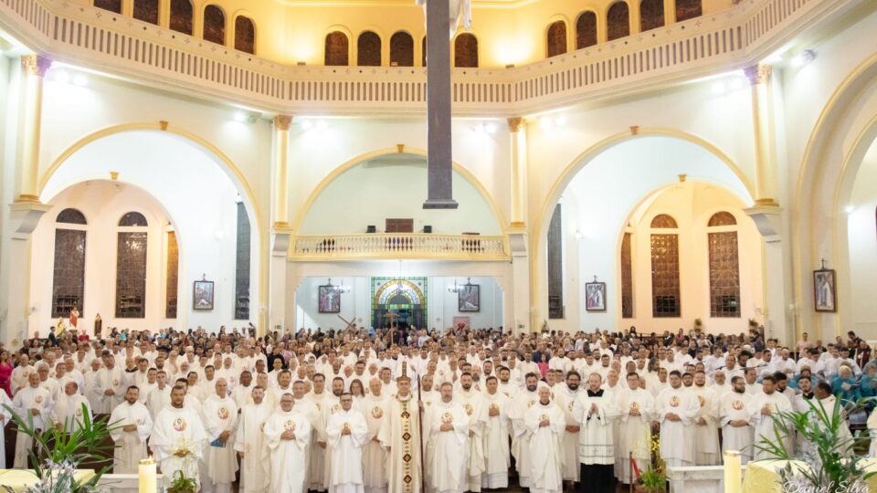 Missa dos Santos Óleos reúne centenas de fiéis na Catedral