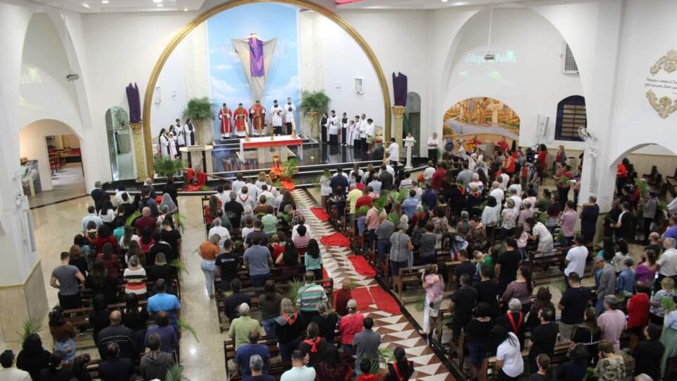 Grande participação de fiéis marca o Domingo de Ramos em Araraquara