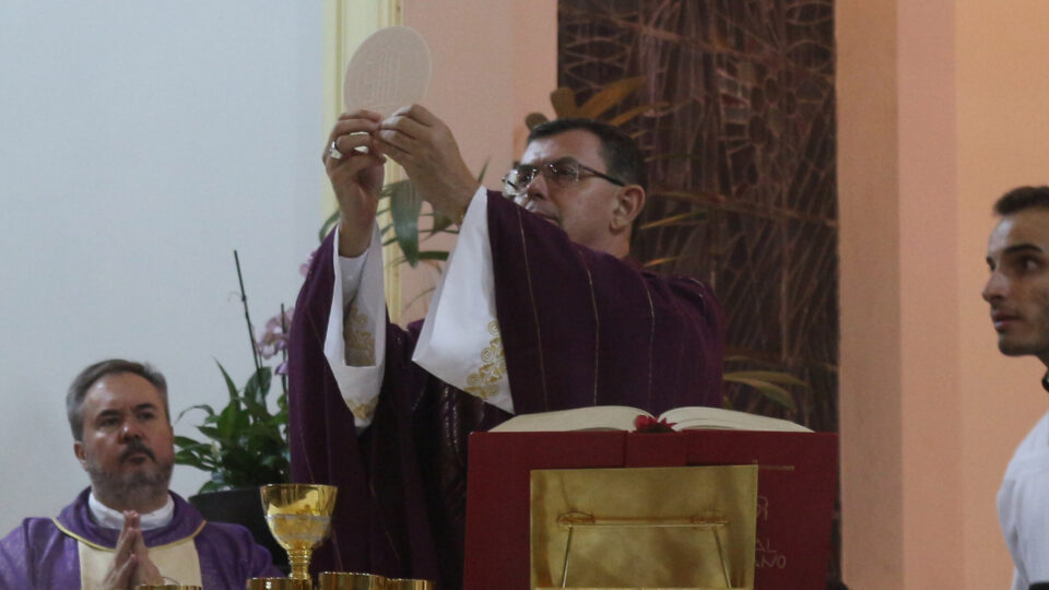 Dom Luiz celebra missa de abertura das 24 horas para o Senhor
