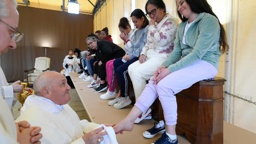 Papa lava os pés de 12 detentas de prisão feminina de Roma, em meio a muita comoção