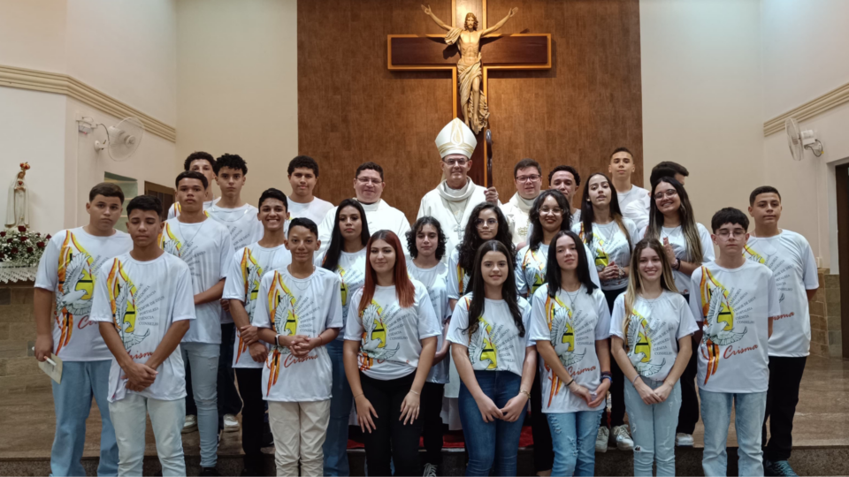 Bispo celebra Crisma na Paróquia São João Batista