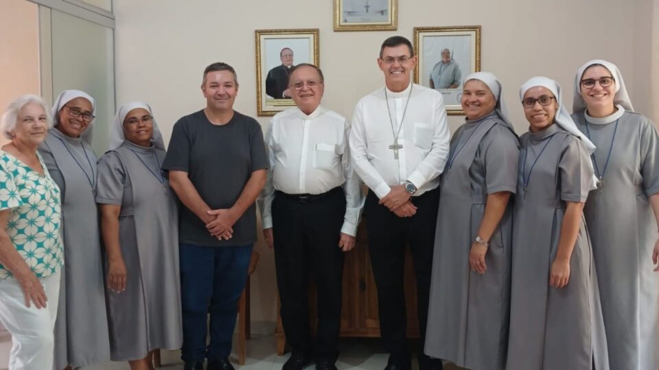 Dom José Edson, fundador do Instituto Missionárias Servas do Senhor, visita asilo em Araraquara