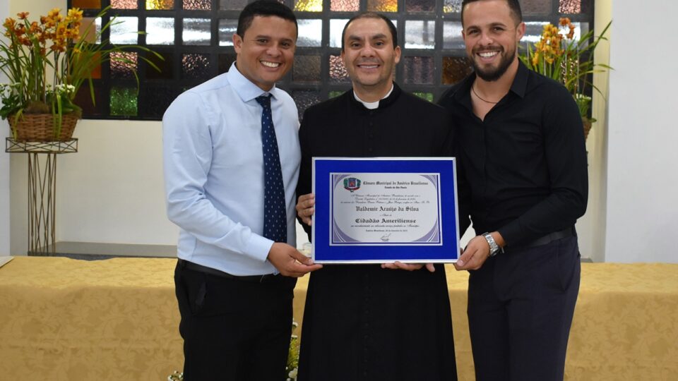 Padre Valdemir recebe título de cidadão ameriliense