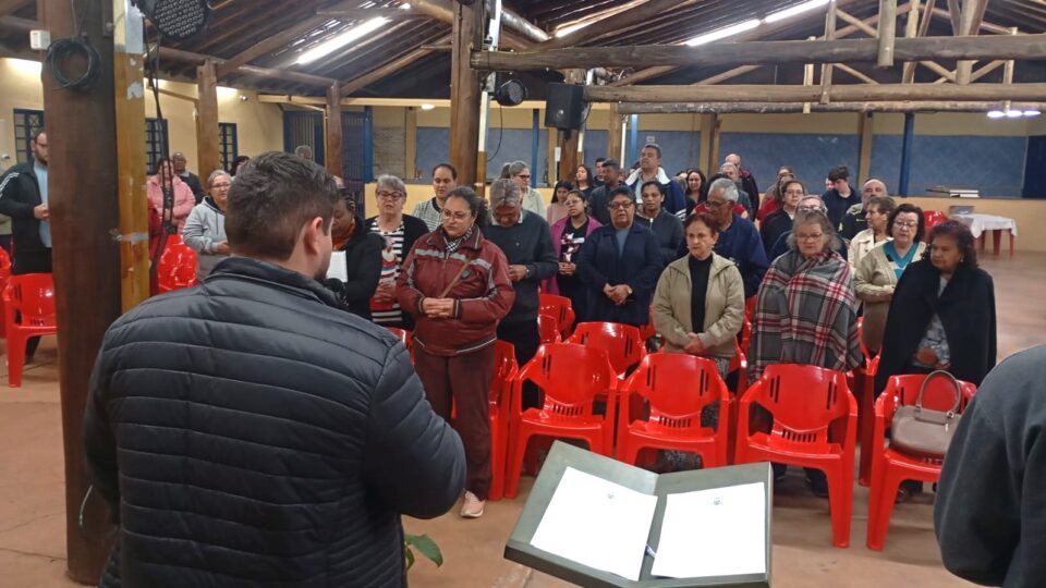 Paróquia Santa Teresinha realiza assembleia em preparação a visita pastoral
