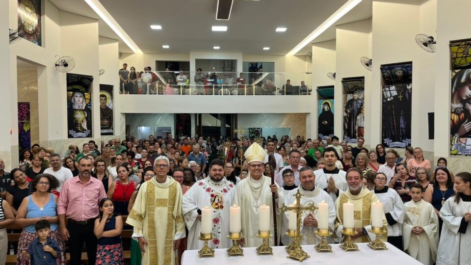 Festa da Padroeira Santa Teresinha reúne fiéis em Missa solene